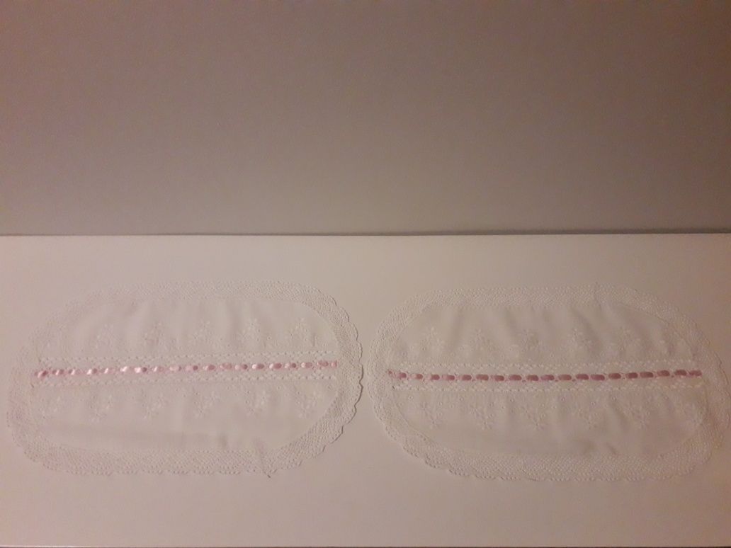 Fronhas e naprons com fita rosa