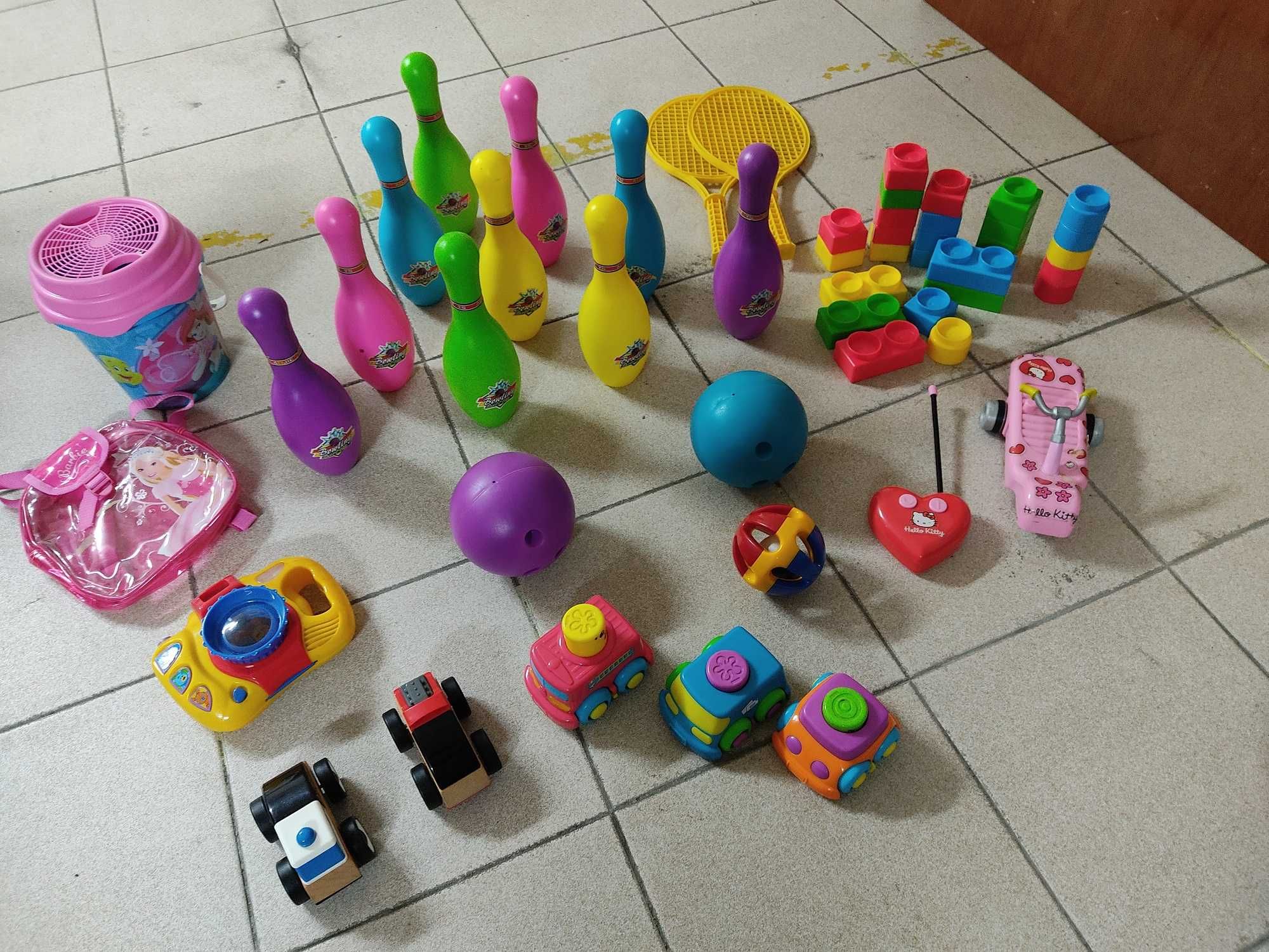 Vários brinquedos de criança