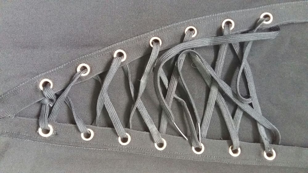 Плаття з відкритою спиною