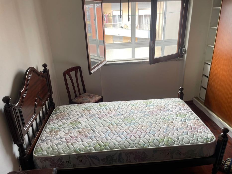 Cama de solteiro em madeira maciça
