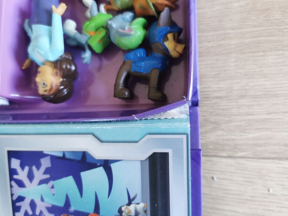 Psi patrol, książeczka z figurkami plus 2 figurki gratis
