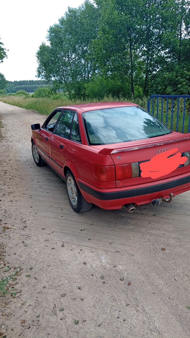 Audi 80 2.0 benzyna cała na cześć.