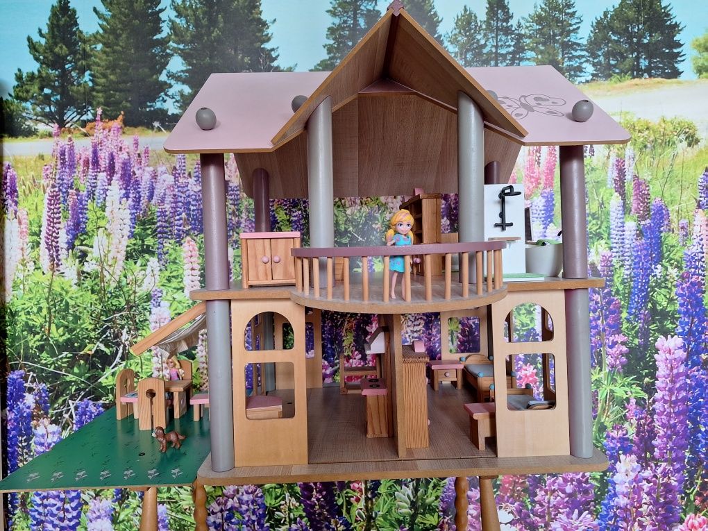 Domek drewniany dla lalek z meblami