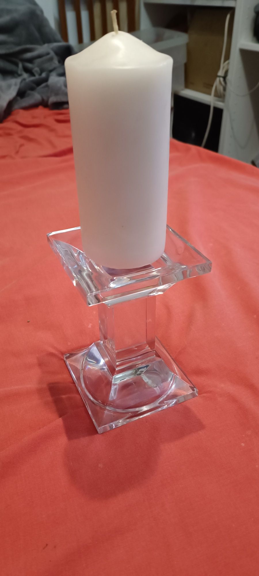 Porta velas de vidro com vela.