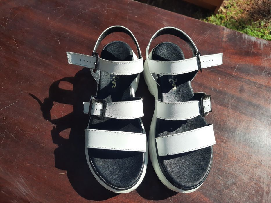 Продам новые кожаные босоножки