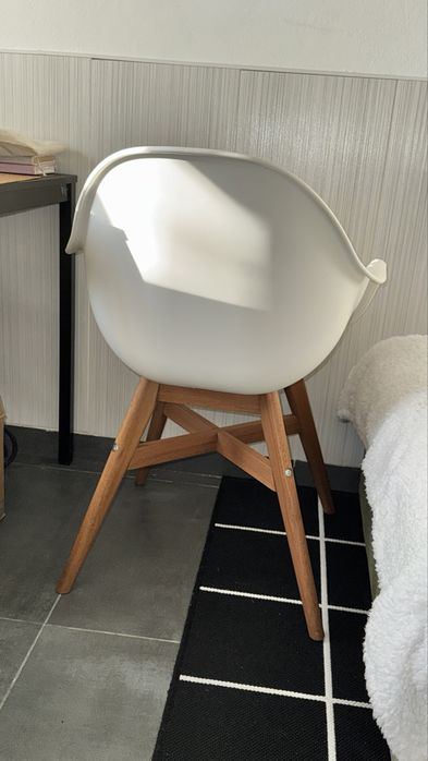 Cadeira Branca IKEA c/ Pés de madeira