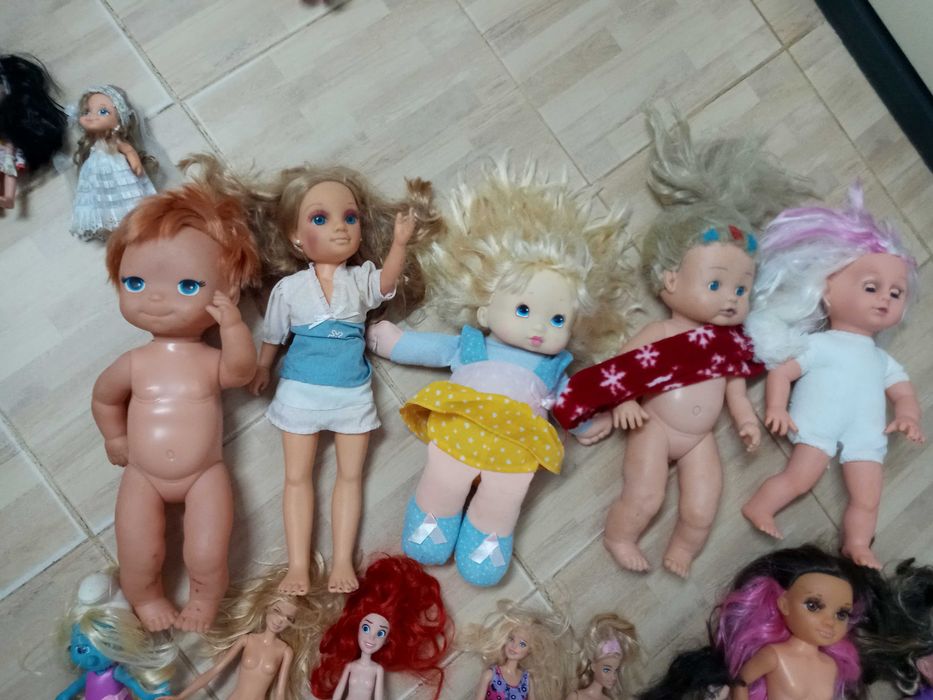 15 bonecas e 1 carrinho de brincar