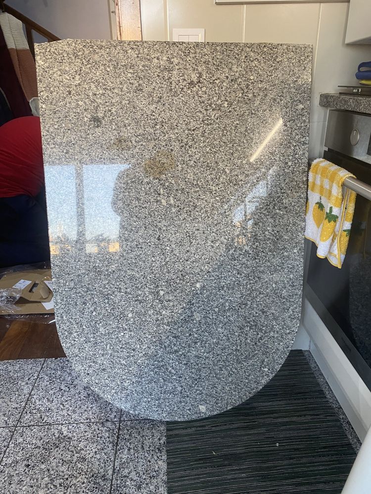Mesa de cozinha para parede em granito com pé de suporte