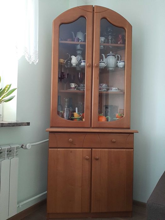Witryny narożne z olchy.