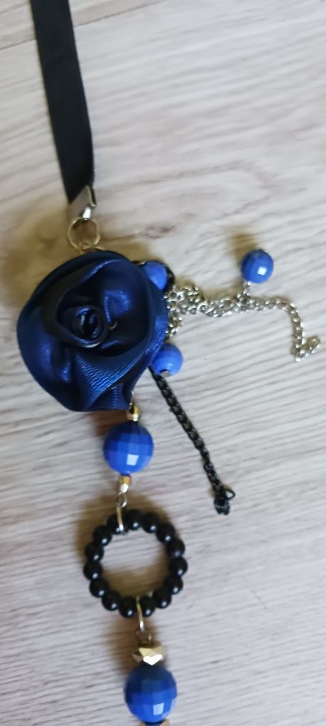 Niebiesko- czarny naszyjnik z kwiatem