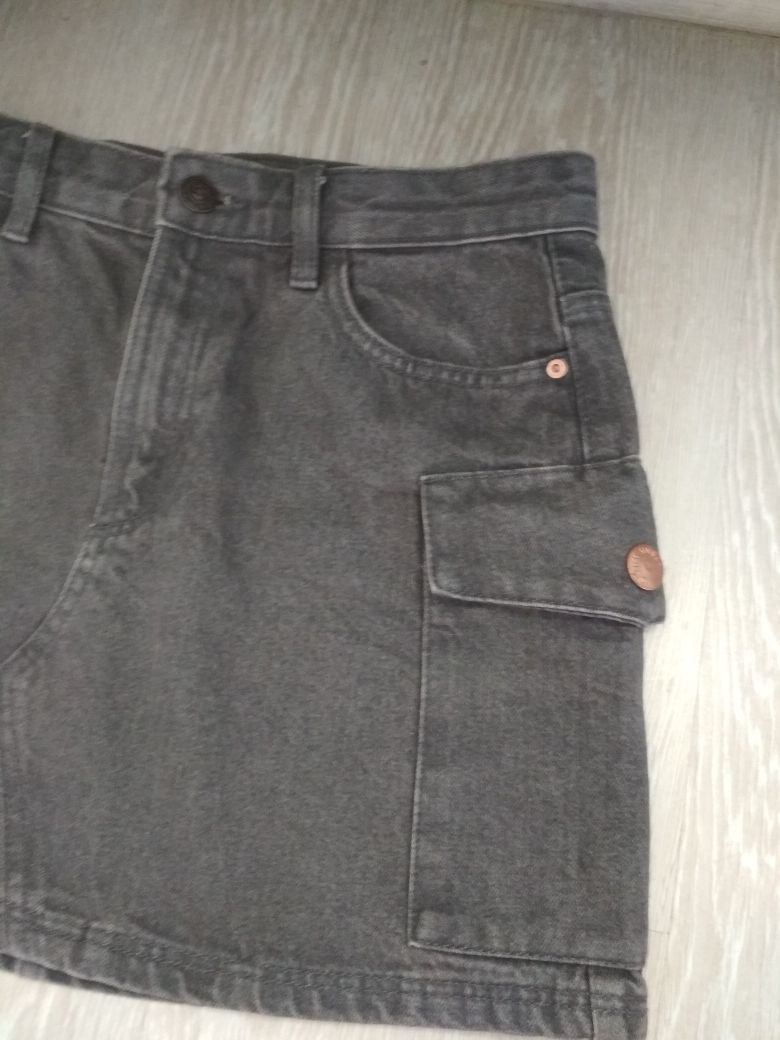 Spódnica jeansowa z dużymi kieszeniami krótka