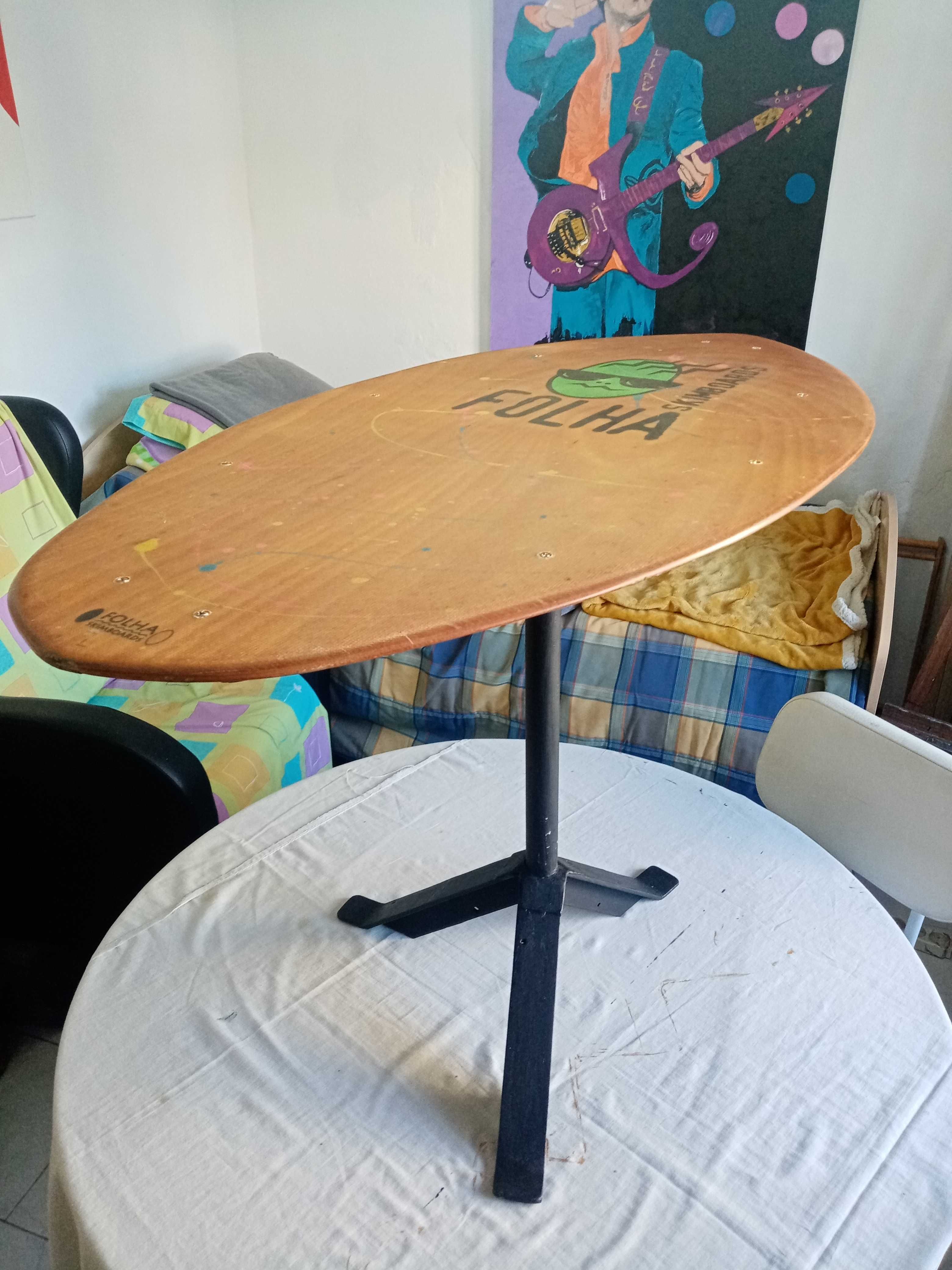mesa com prancha e ferro fundido