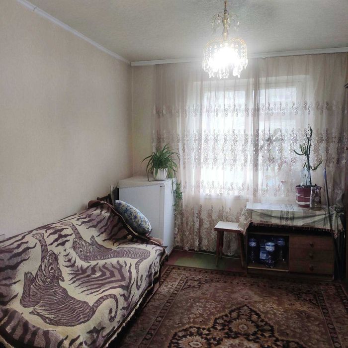 Комната для женщины на Победе-2.  Коммунальные услуги входят в цену