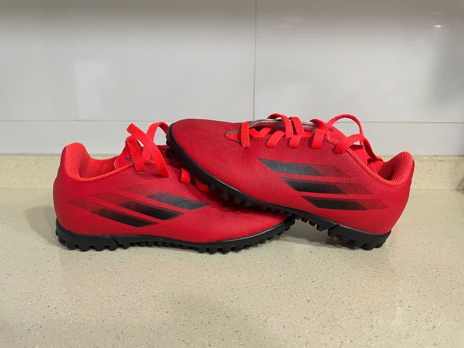 Ténis vermelhos adidas de desporto para criança