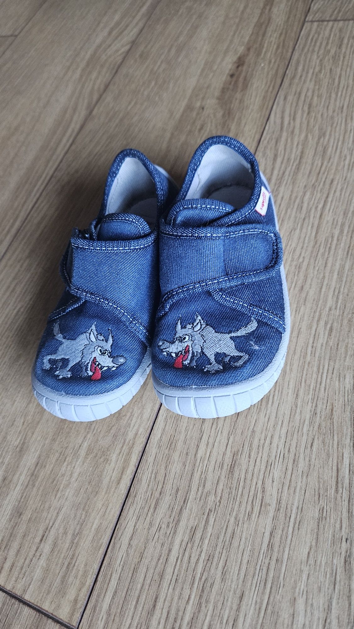 Buty dziecięce Superfit rozm. 24 kapcie