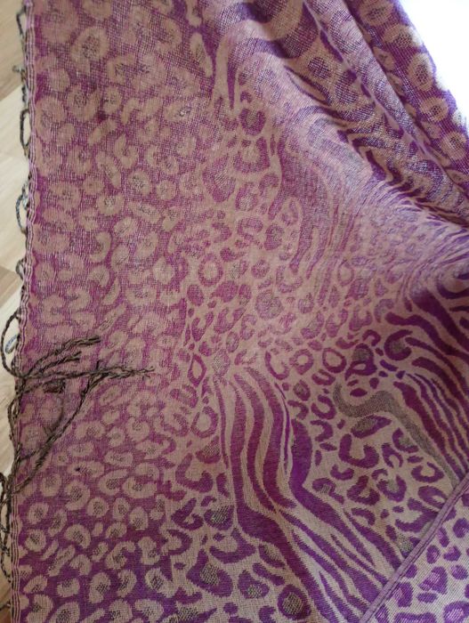 Fioletowy szal z frędzlami