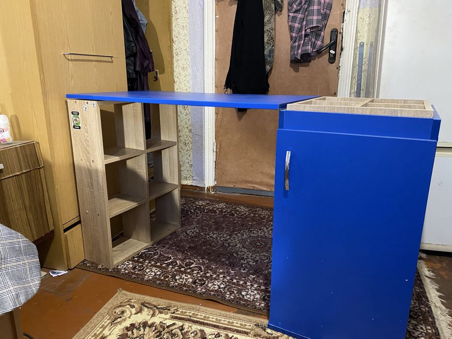 Письмовий стіл синій