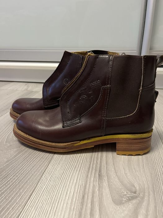 Пара коричневих шкіряних черевиків "Челсі" з жовтою підошвою