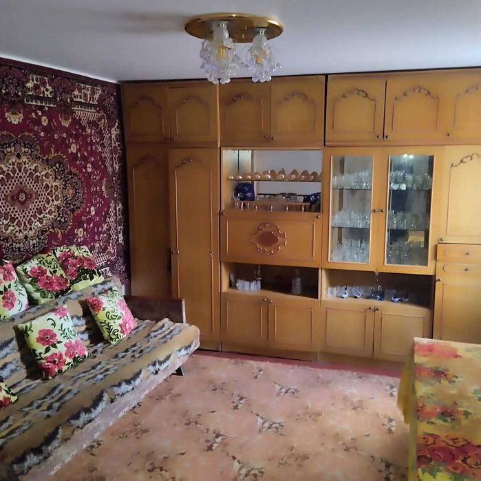 Меблі в кімнату -стінка  світлого кольору, розмір 3.5 м,