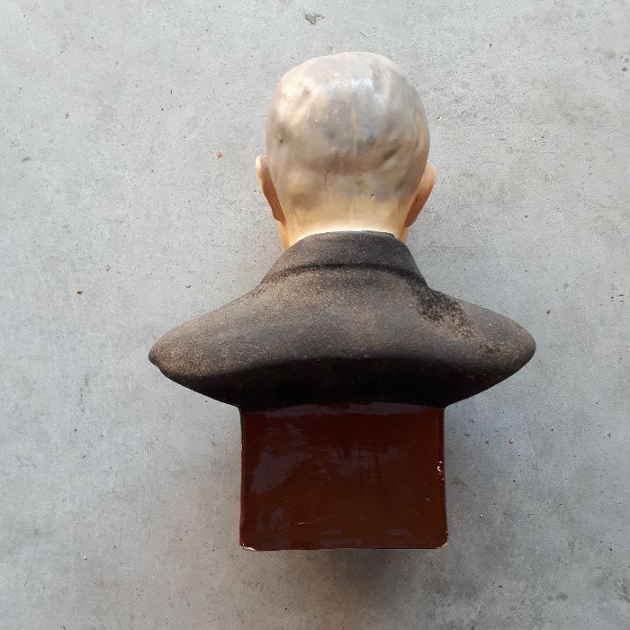 Busto Padre Américo ( grande fundador da Casa do Gaiato) , antiguidade