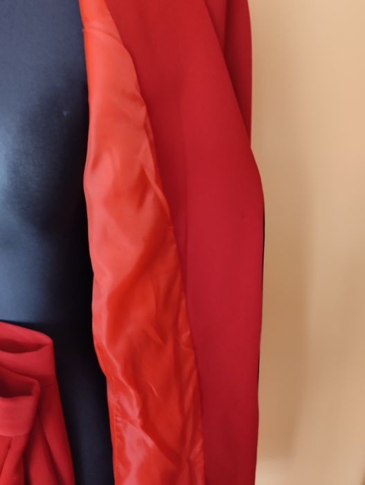 Czerwony żakiet ze spódnicą i spodniami