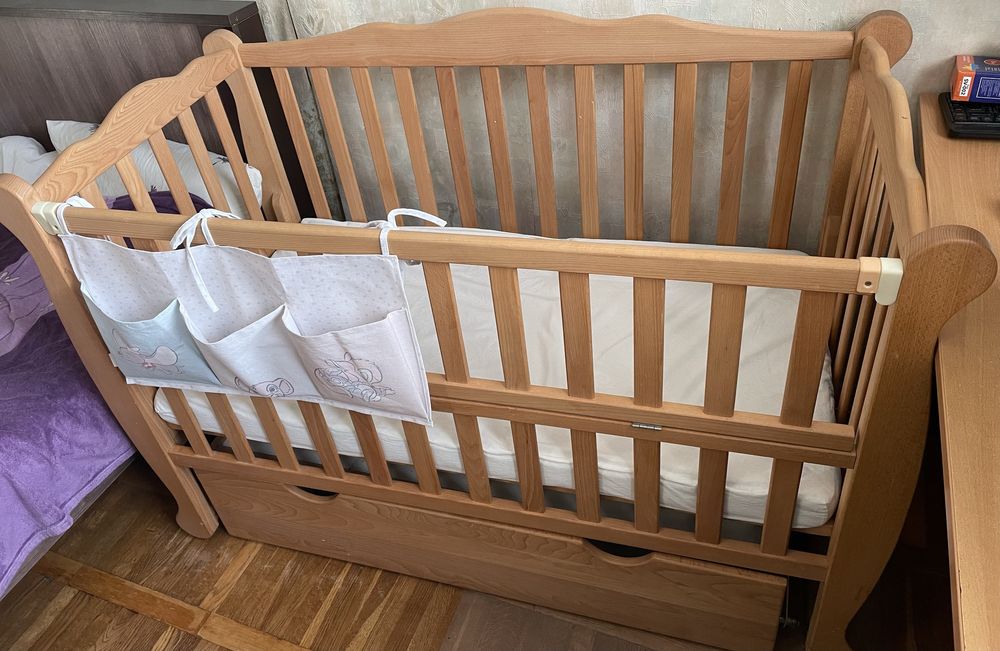 Дитяче ліжечко з матрацом і комплектом аксесуарів