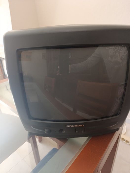 Tv antiga a funcionar