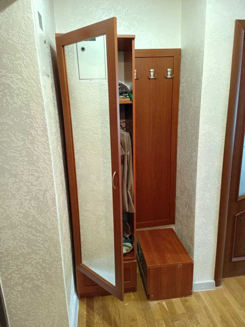 Шкаф у прихожу у хорошому стані
