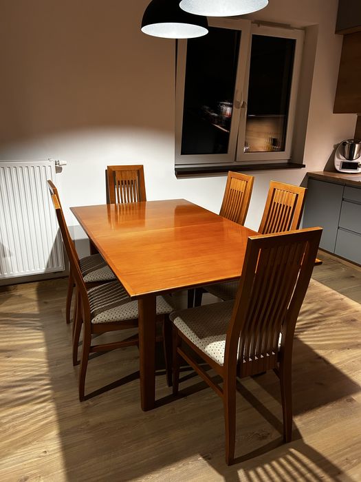 Duży, rozkładany stół + 6 krzeseł firmy Klose – buk koniakowy
