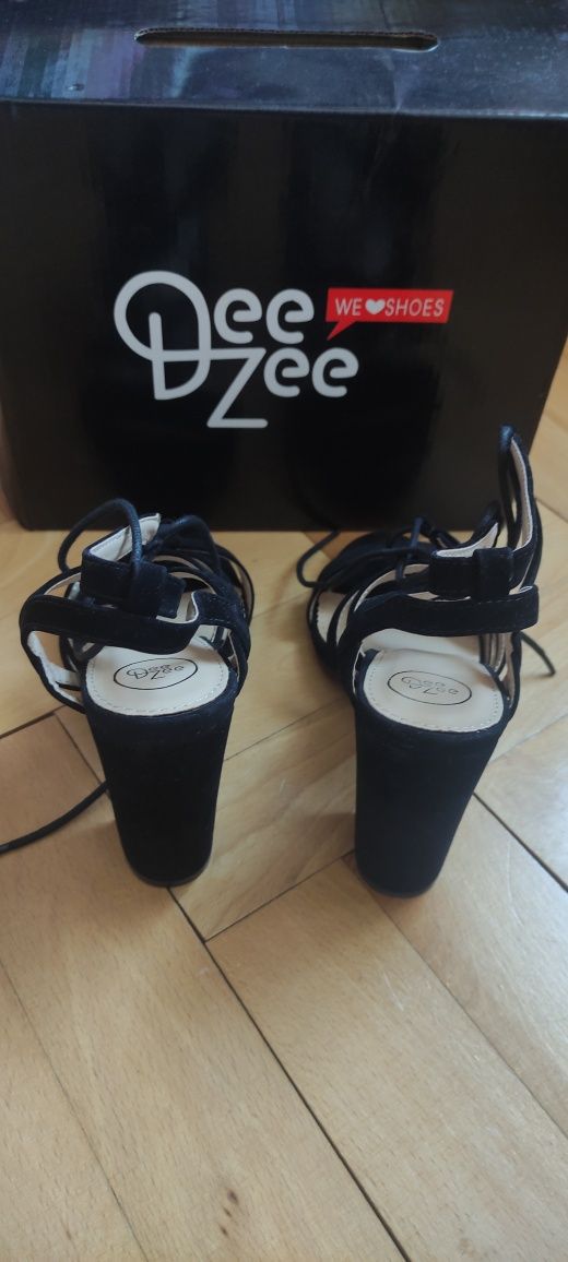 Nowe buty DeeZee na słupku r.39