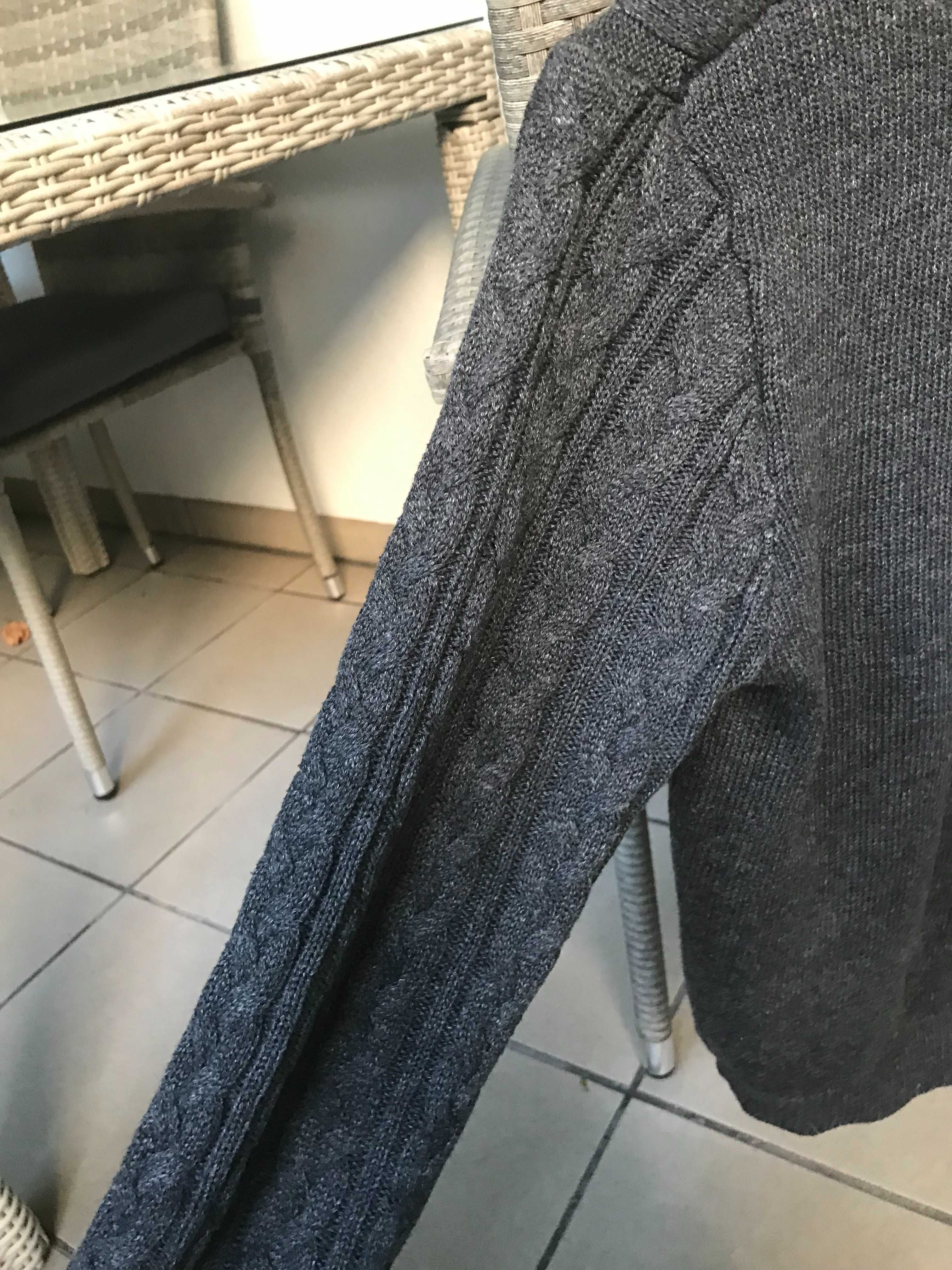 Grafitowy sweter o warkoczowym splocie