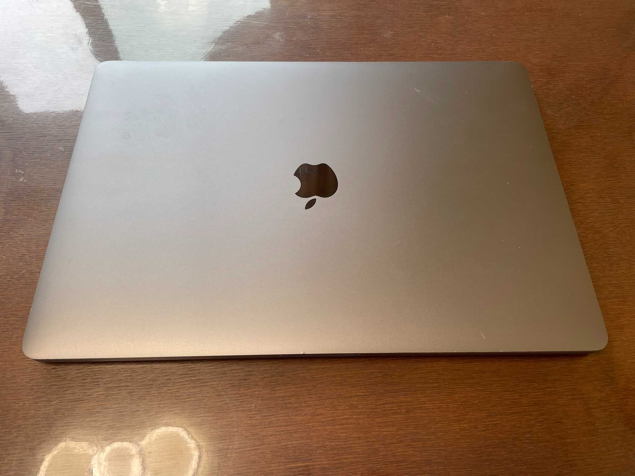 Ноутбук 15 Apple MacBook Pro 2018 (i7-8750H/16/SSD 256Gb/Radeon 560X)