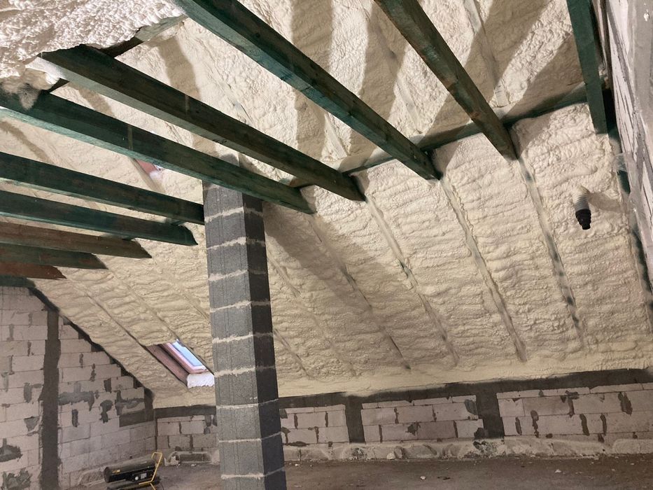 Ocieplanie piana PUR docieplanie poddasza pianką piana celuloza wełna