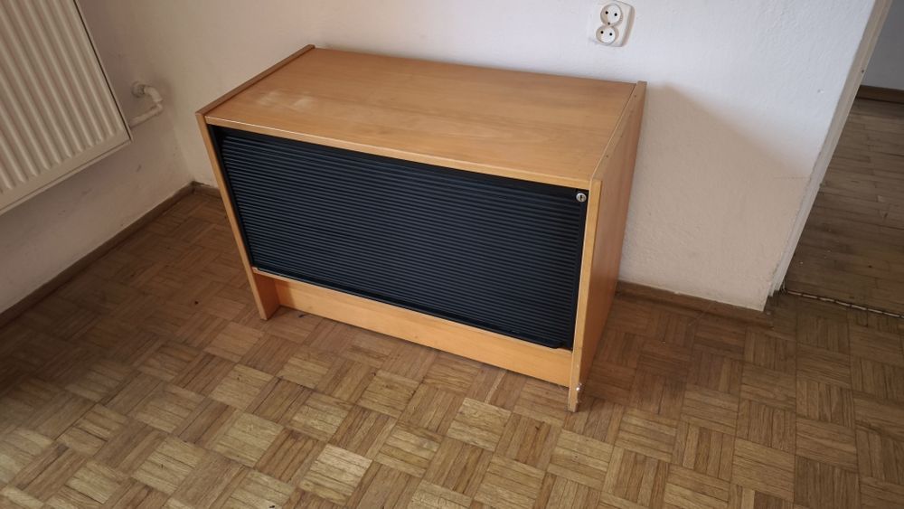 Szafka zamykana z żaluzjowi drzwiami