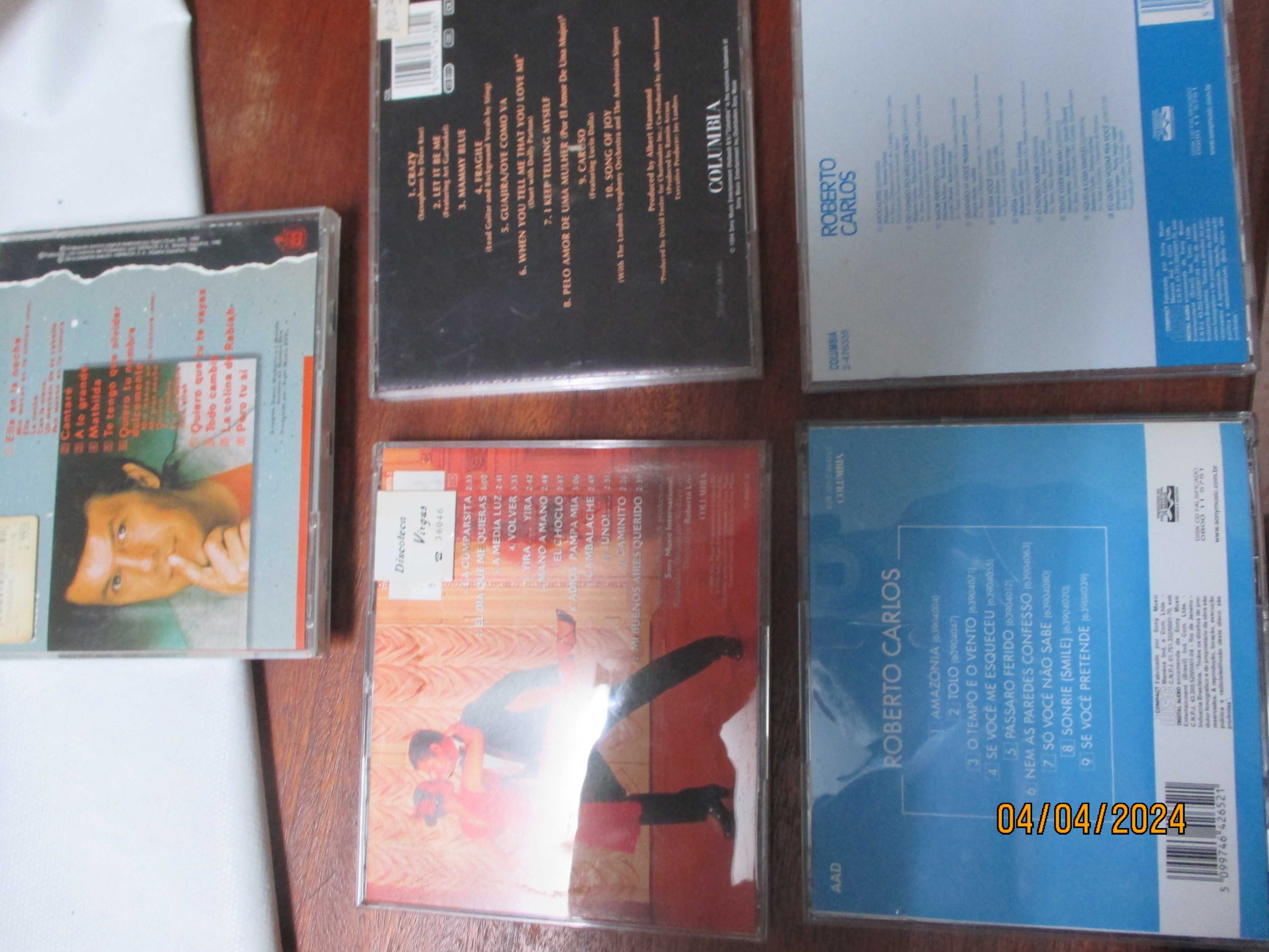 4 CD's - 2 de Roberto Carlos, 2 de Julio Iglesias e 1 de Adamo