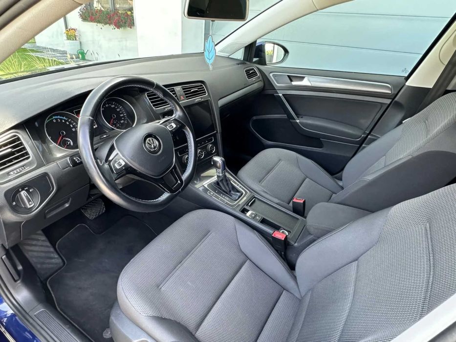 Volkswagen e-Golf      2018