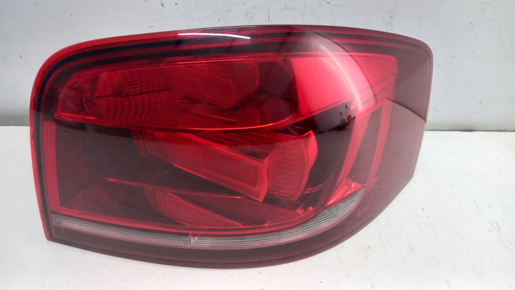 Фонарь задний правый стоп Audi A3 S3 2009-2013 8P3945096B