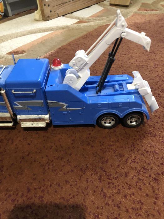 Машинки  достаточно большие. За две 550 гр.