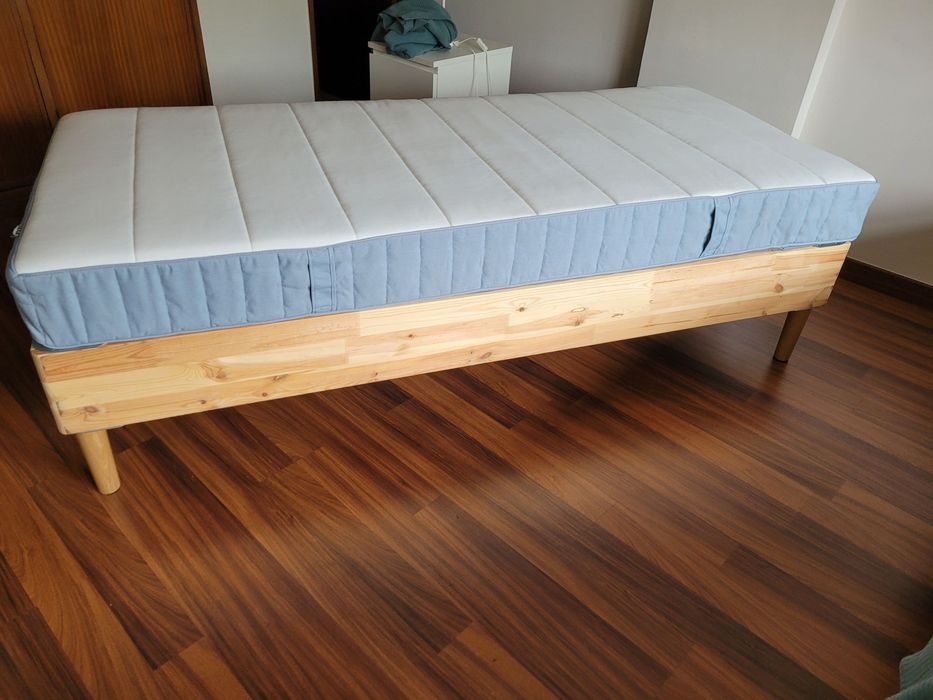 Sommier de lado + colchão