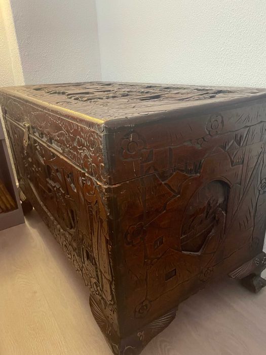 Arca antiga de madeira trabalhada