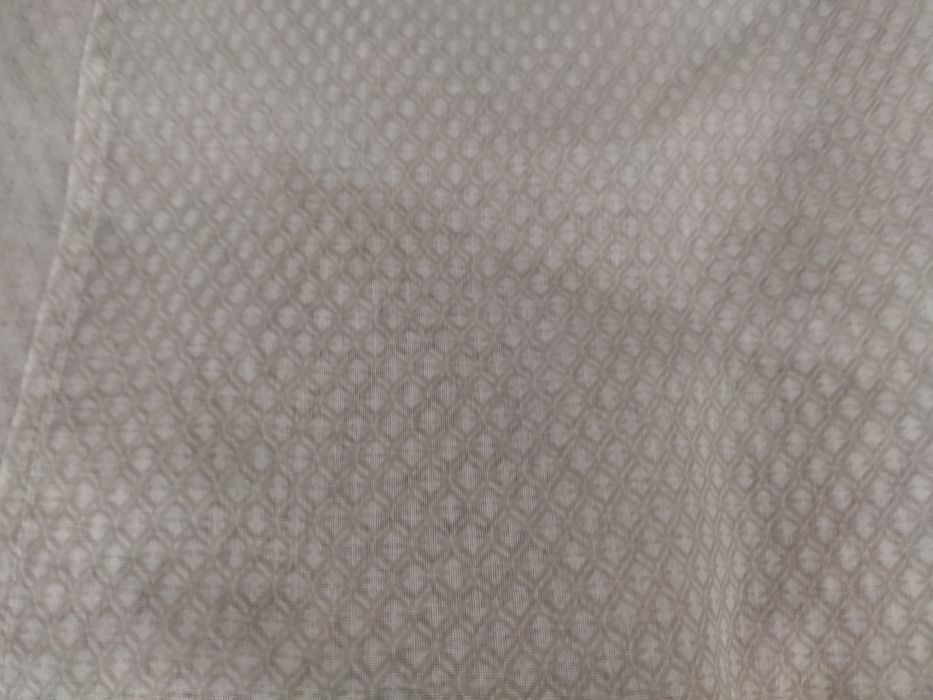 Cortinados par, nas cores vermelho, prateado e branco,o par