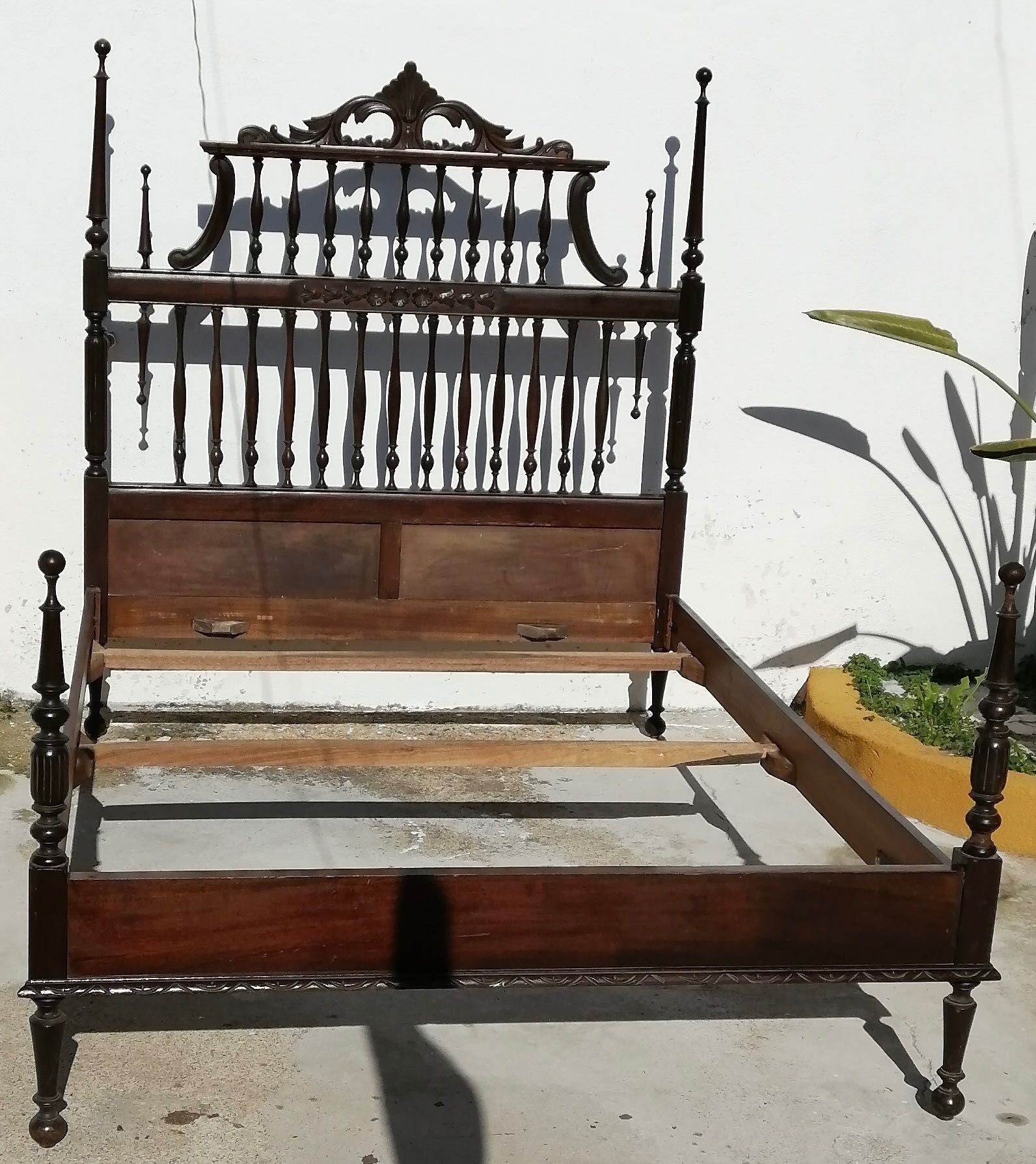 cama de madeira com estrado, 197x138x37, cabeceira 157 cm.