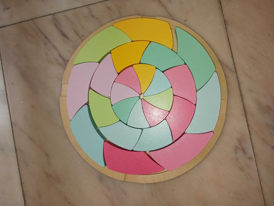 Brinquedo circulo de madeira