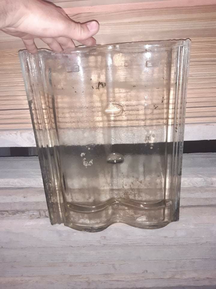 Telha de vidro só esta lascada onde encaixa uma na outra