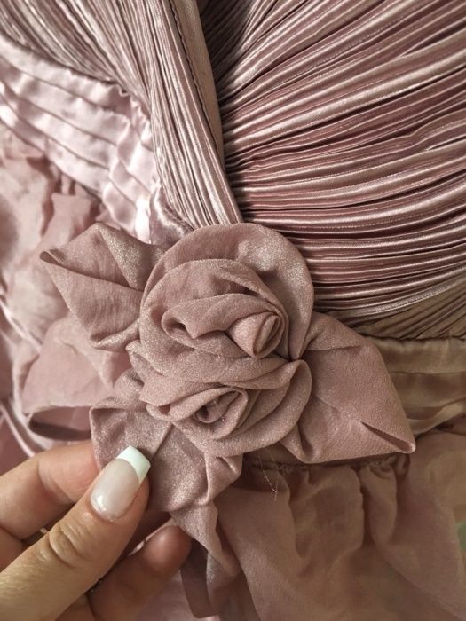 Sukienka wizytowa koktajlowa brudny roz falbanki Vila r s/m