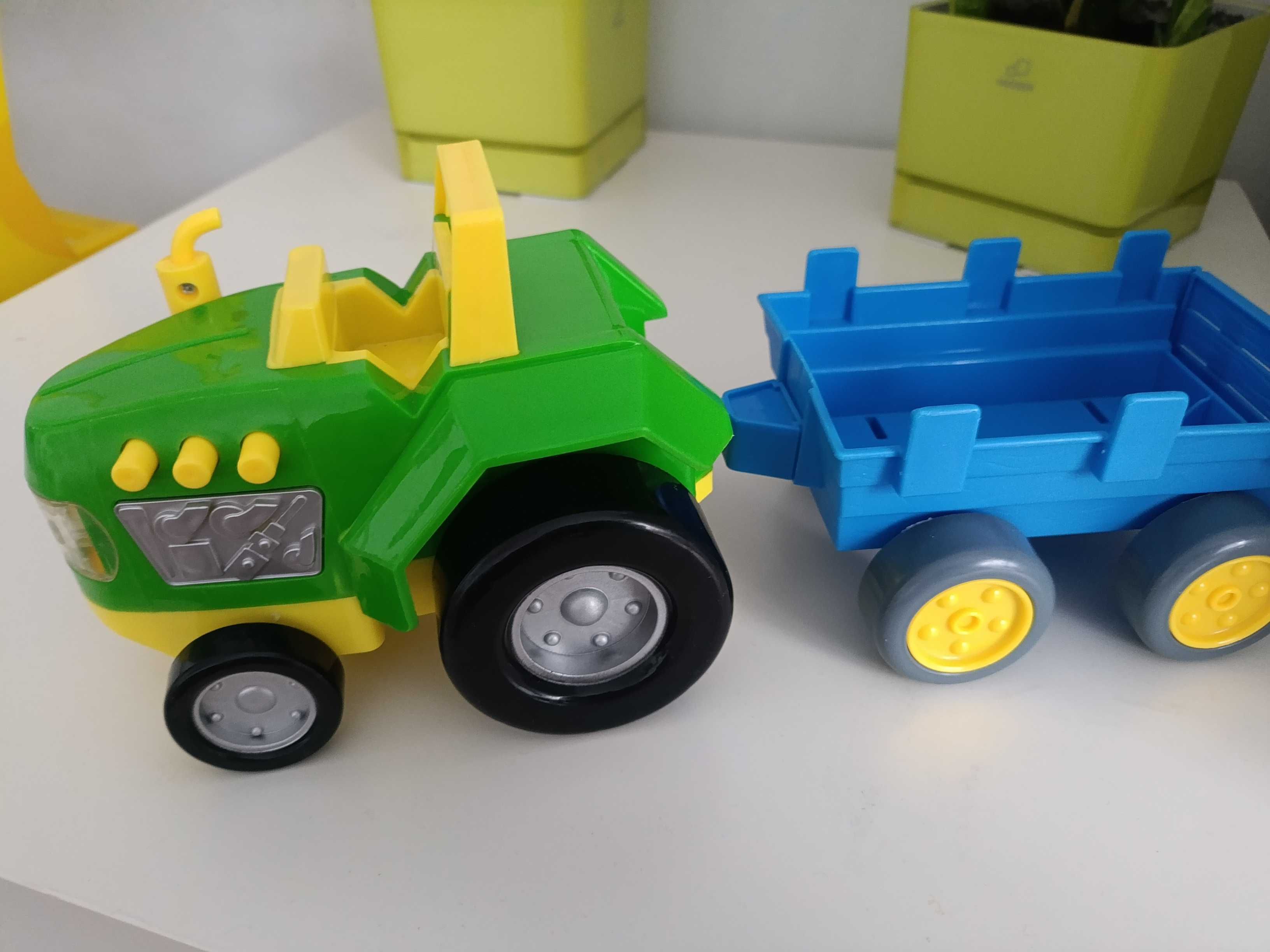 Traktor z przyczepka + figurki
