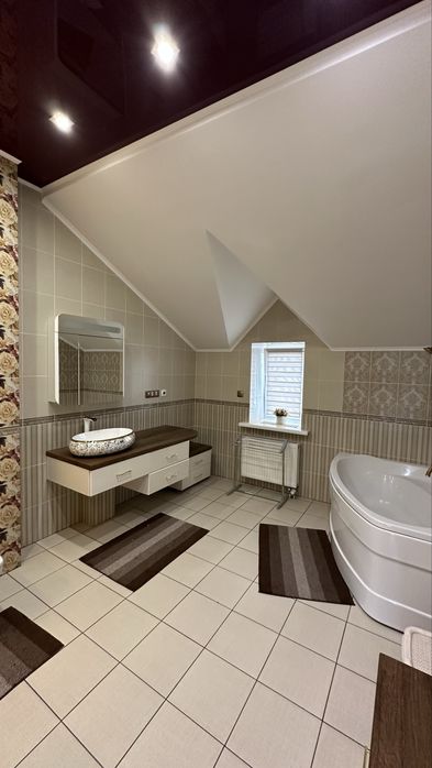 Продається просторий будинок з ландшафтною ділянкою|10 соток|266,6м2