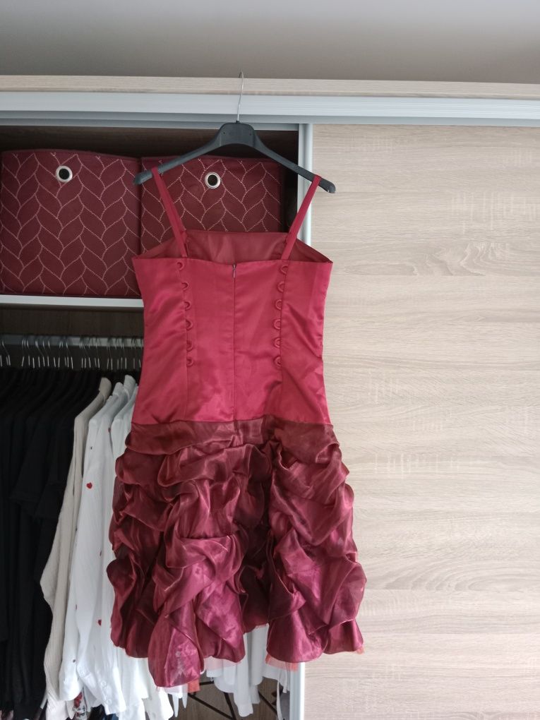 Czerwona satynowa sukienka na wesele h&m m