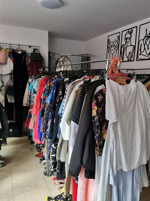 Odstąpię 2 tony odzieży używanej i wyposażenie