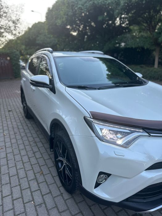 Toyota RAV4 2017 • 2.2 дизель • Автомат • Повна комплектація